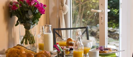 Signature Double Room, Non Smoking, Garden View | In-room dining