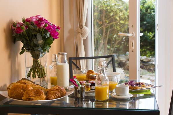 Signature Double Room, Non Smoking, Garden View | In-room dining