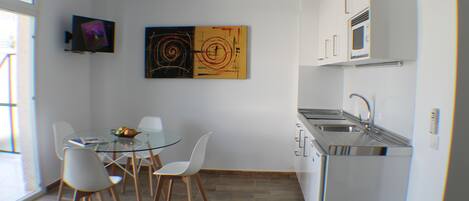 Frigorifero, microonde, macchina per tè/caffè, tostapane