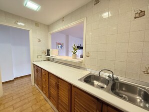 Réfrigérateur, micro-ondes, cafetière/bouilloire, grille-pain