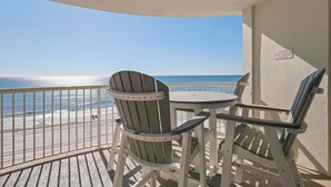 Un balcon avec vue sur la plage et l’océan.