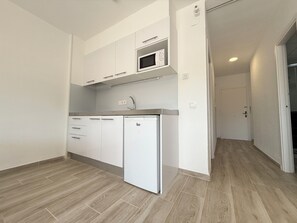 Frigorífico, microondas, cafetera o tetera y tostadora