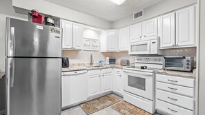 Kjøleskap, mikrobølgeovn, ovn og kokeplater