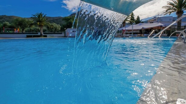 A swimming pool with a water feature. - Agi Rescator 122 Apartamento for rent in Roses Girona. (Rosas / Roses)