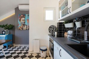 Réfrigérateur, un four, surface de cuisson, lave-vaisselle
