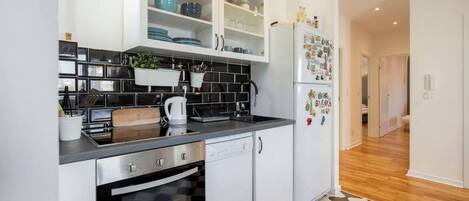 Fridge, oven, stovetop, dishwasher