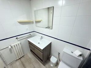 Bathtub, towels