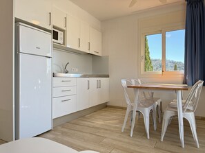 Fridge, microwave, coffee/tea maker, toaster