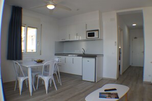 Réfrigérateur, micro-ondes, cafetière/bouilloire, grille-pain