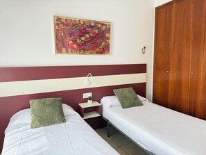 3 chambres, fer et planche à repasser, Wi-Fi gratuit, draps fournis