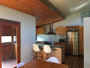 Micro-ondes, plaque de cuisson, machine à expresso