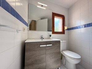 Douche, serviettes fournies