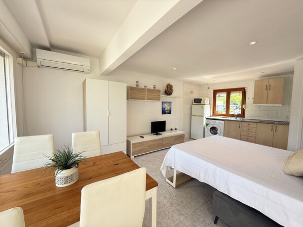 Tabla de planchar con plancha, wifi gratis, ropa de cama