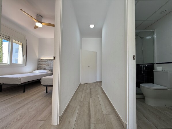 Bathtub, towels - Agi Rescator 228 Apartamento for rent in Roses Girona. (Rosas / Roses)