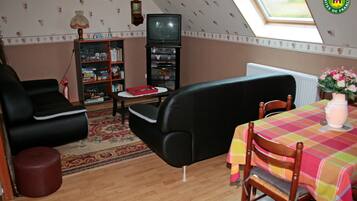 Télévision, table de tennis de table, livres, espaces bureaux