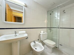 Bathtub, towels