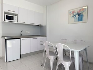 冰箱、微波炉、茶具/咖啡用具、烤面包机