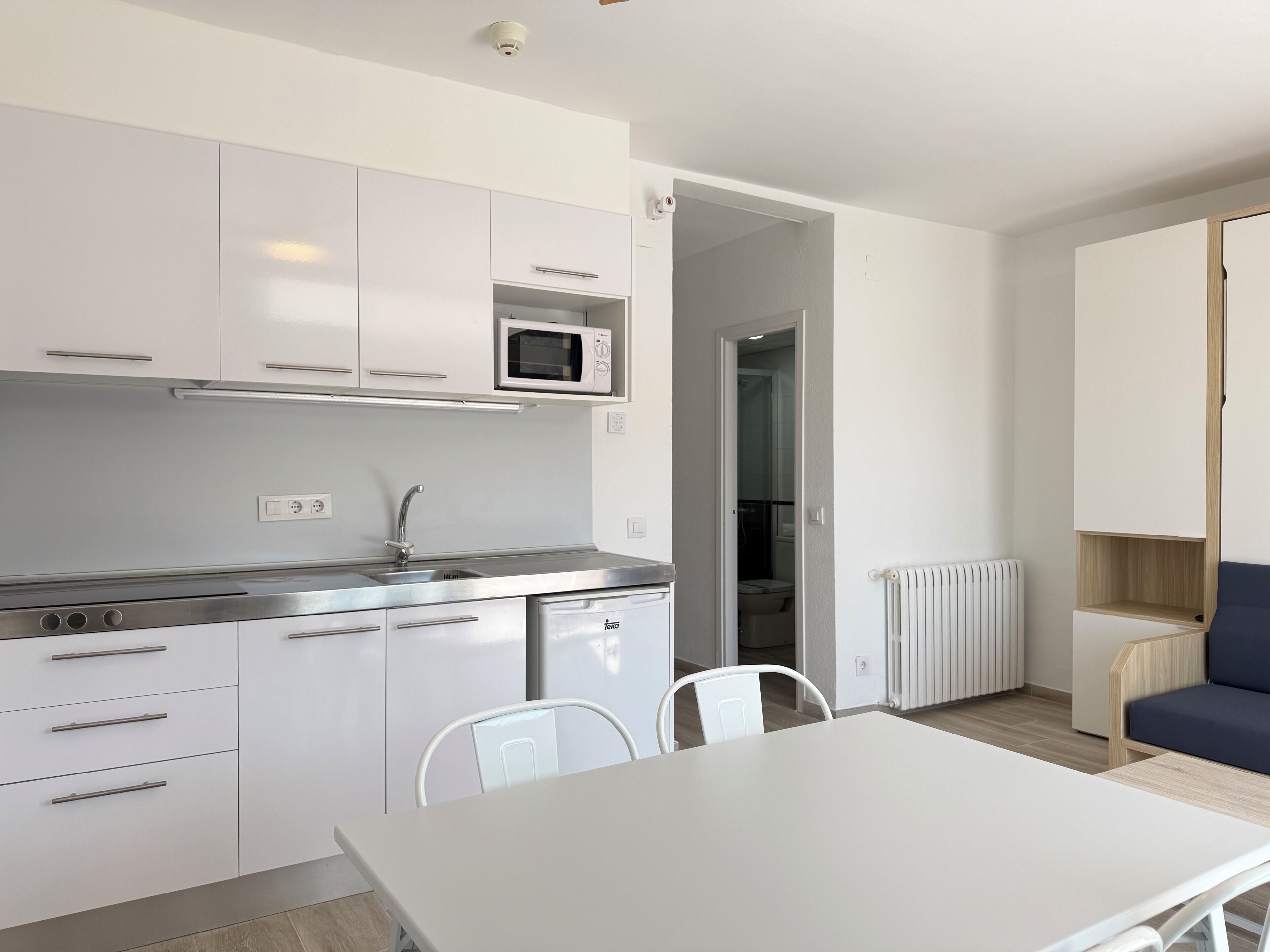 Refrigerador, microondas, cafetera/tetera, tostadora