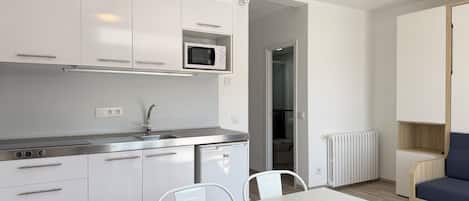Kühlschrank, Mikrowelle, Wasserkocher mit Kaffee-/Teezubehör, Toaster