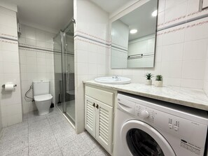 Een douche, handdoeken