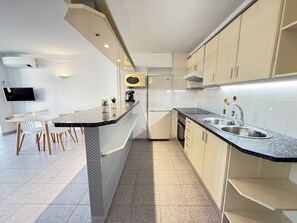 Een koelkast, een microgolfoven, een oven