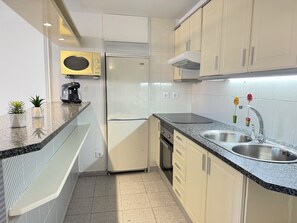 Een koelkast, een microgolfoven, een oven