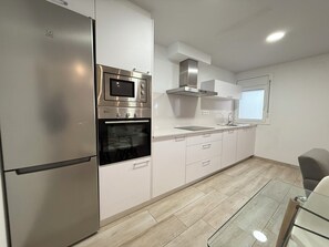 Een koelkast, een microgolfoven, een oven, een vaatwasser