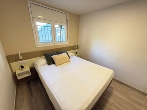 1 slaapkamer, een strijkplank/strijkijzer, gratis wifi, beddengoed