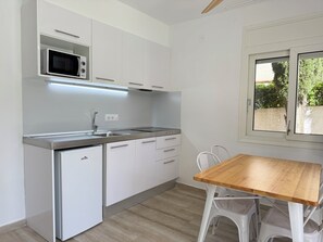 Réfrigérateur, micro-ondes, cafetière/bouilloire, grille-pain