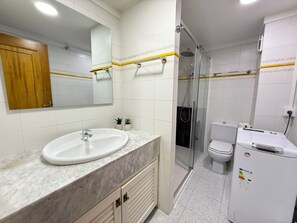 Een douche, handdoeken