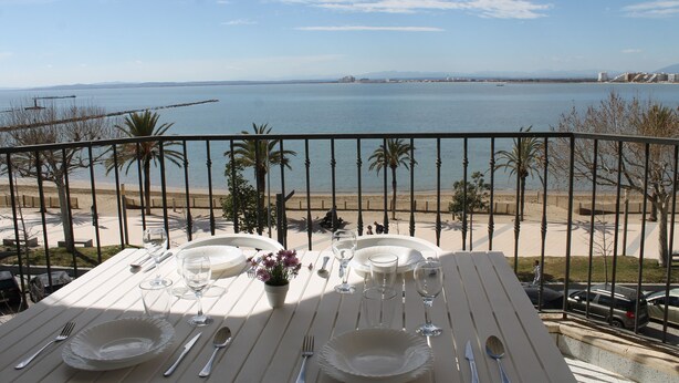 A table set for two with a view of the sea and beach. - Agi Pi Sunyer 4 1A Apartamento for rent in Roses Girona. (Roses)