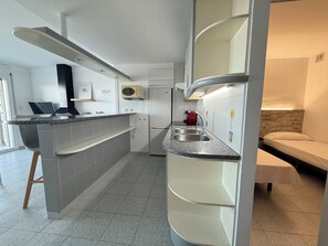 Kühlschrank, Mikrowelle, Ofen, Wasserkocher mit Kaffee-/Teezubehör