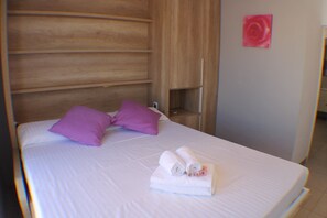 Een strijkplank/strijkijzer, gratis wifi, beddengoed