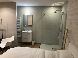 1 habitación, escritorio, tabla de planchar con plancha y cuna de viaje