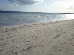 Chaises longues, serviettes de plage