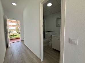 Bathtub, towels