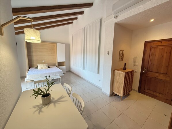 1 dormitorio, tabla de planchar con plancha, wifi gratis y ropa de cama