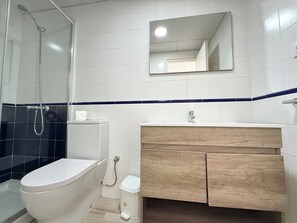 Bathtub, towels