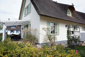 Exterior - Family friendly thatched cottage with 2 bedrooms, fireplace, trampoline & football goal (Zierow)