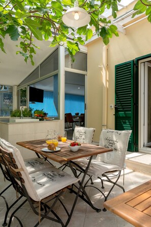 Outdoor dining - Luxury apartment positioned in a green oasis in the middle of the city (Split)