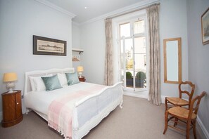 2 bedrooms, iron/ironing board, travel crib, WiFi (free) - Beautiful City Centre Apartment (MSA) (Bath)