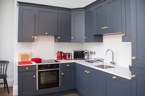 Coffee/tea maker, fridge, microwave, oven