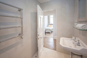 Bathtub, hair dryer, towels - Beautiful City Centre Apartment (MSA) (Bath)