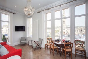 TV - Beautiful City Centre Apartment (MSA) (Bath)
