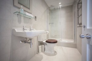 Badewanne, Haartrockner, Handtücher