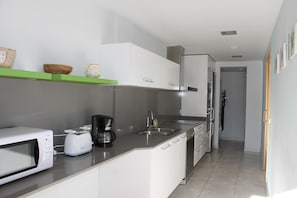 Frigorífico, microondas, horno y lavavajillas