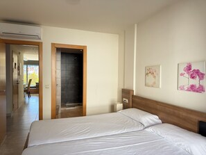 2 bedrooms, iron/ironing board, free WiFi, bed sheets
