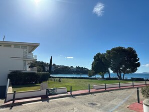 المنطقة المحيطة بالمنشأة