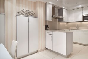 Refrigerador, microondas, horno, lavavajillas