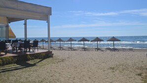 A beachside restaurant with outdoor seating and umbrellas, overlooking the ocean. - URBANIZATION ALICATE PLAYA. (Marbella)